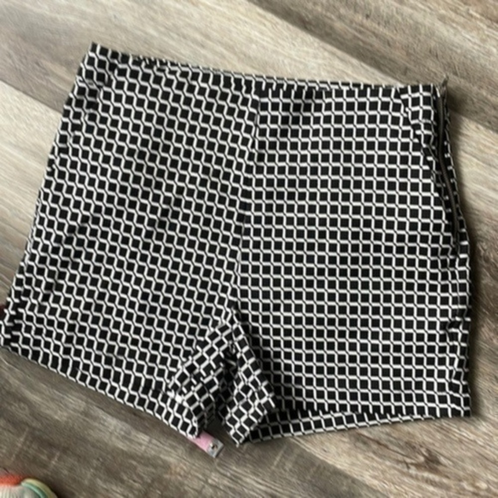 BeBop shorts black white patterned size 7 Juniors stretch
